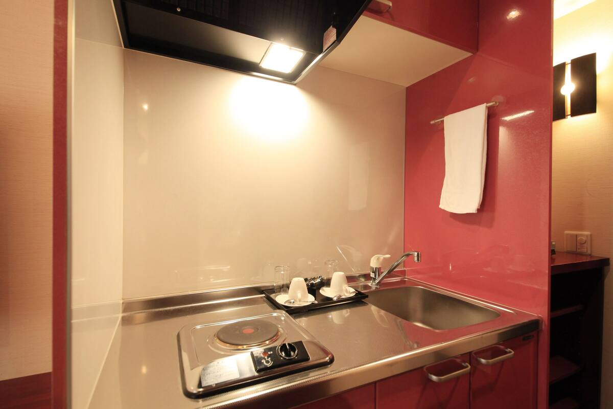 fridge, stovetop, electric kettle