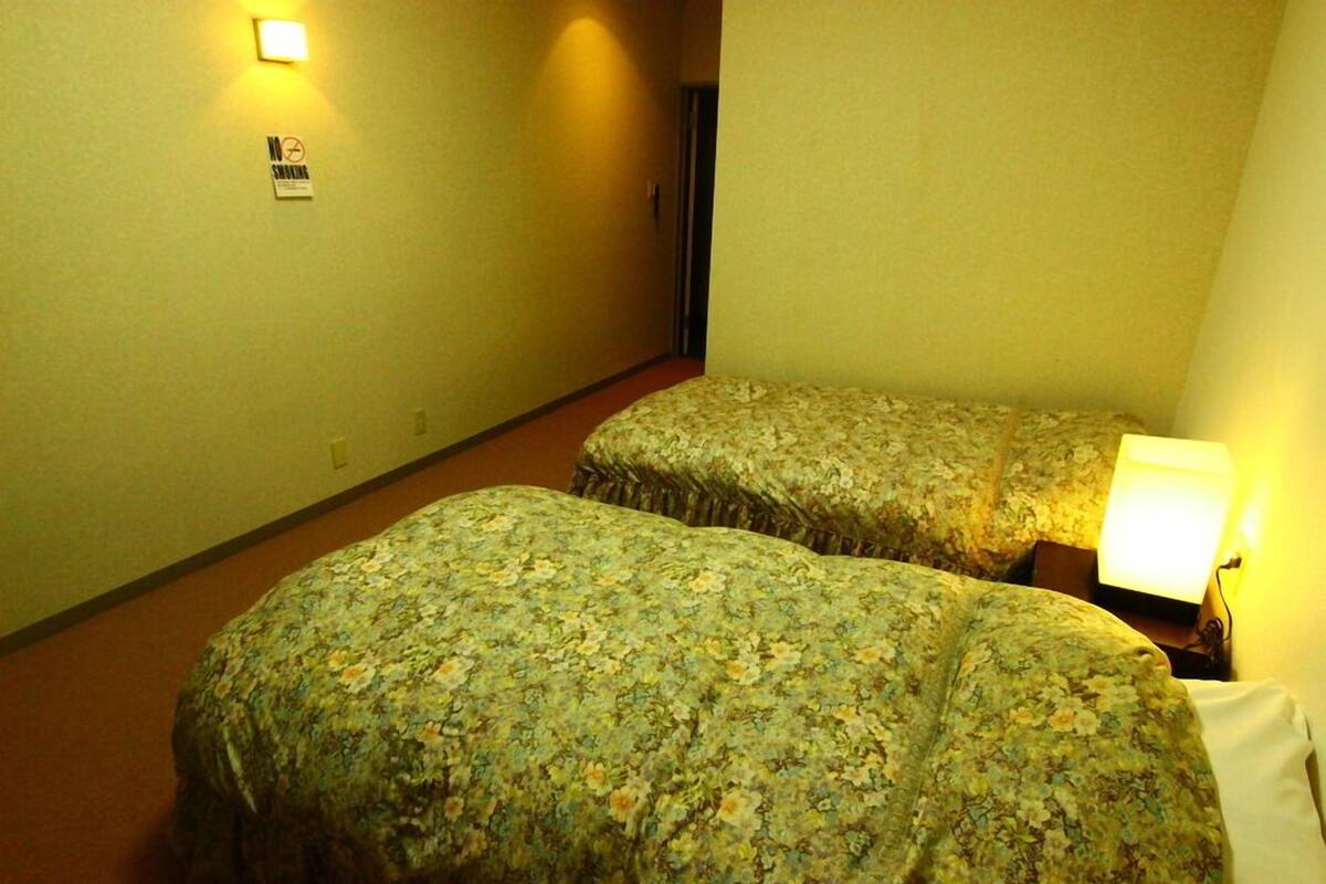 Desk, WiFi, bed sheets