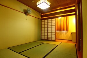 传统四人房 | 办公桌、WiFi、床单