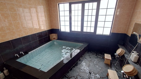 免费洗浴用品、吹风机、拖鞋、毛巾