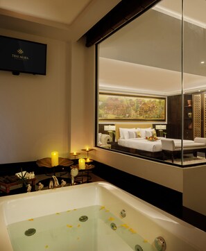 Signature suite, 1 slaapkamer, en-suite badkamer | Badkamer | Een aparte badkuip en douche, een regendouche, gratis toiletartikelen