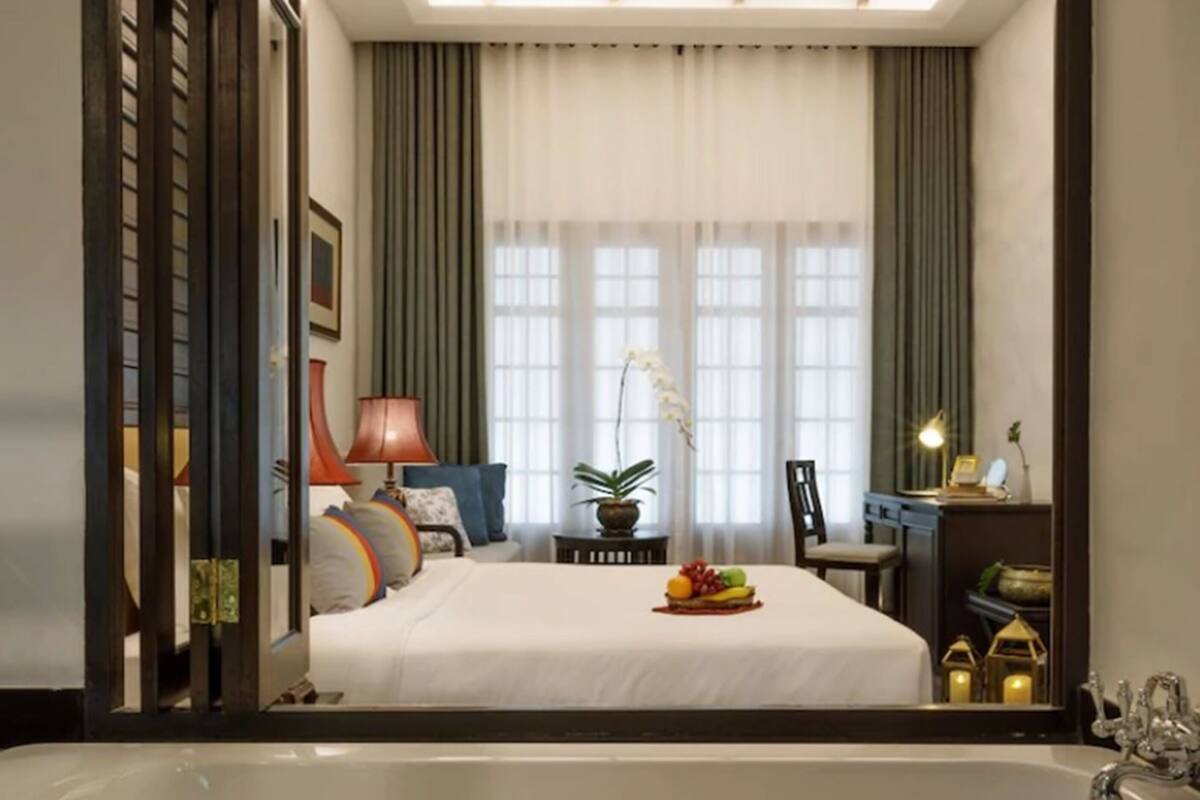 deluxe double or twin room | bathroom | separate bathtub and shower, rainfall showerhead, free toiletries