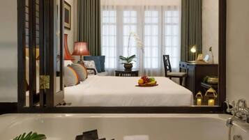 Deluxe Double or Twin Room | Bathroom | Separate bathtub and shower, rainfall showerhead, free toiletries