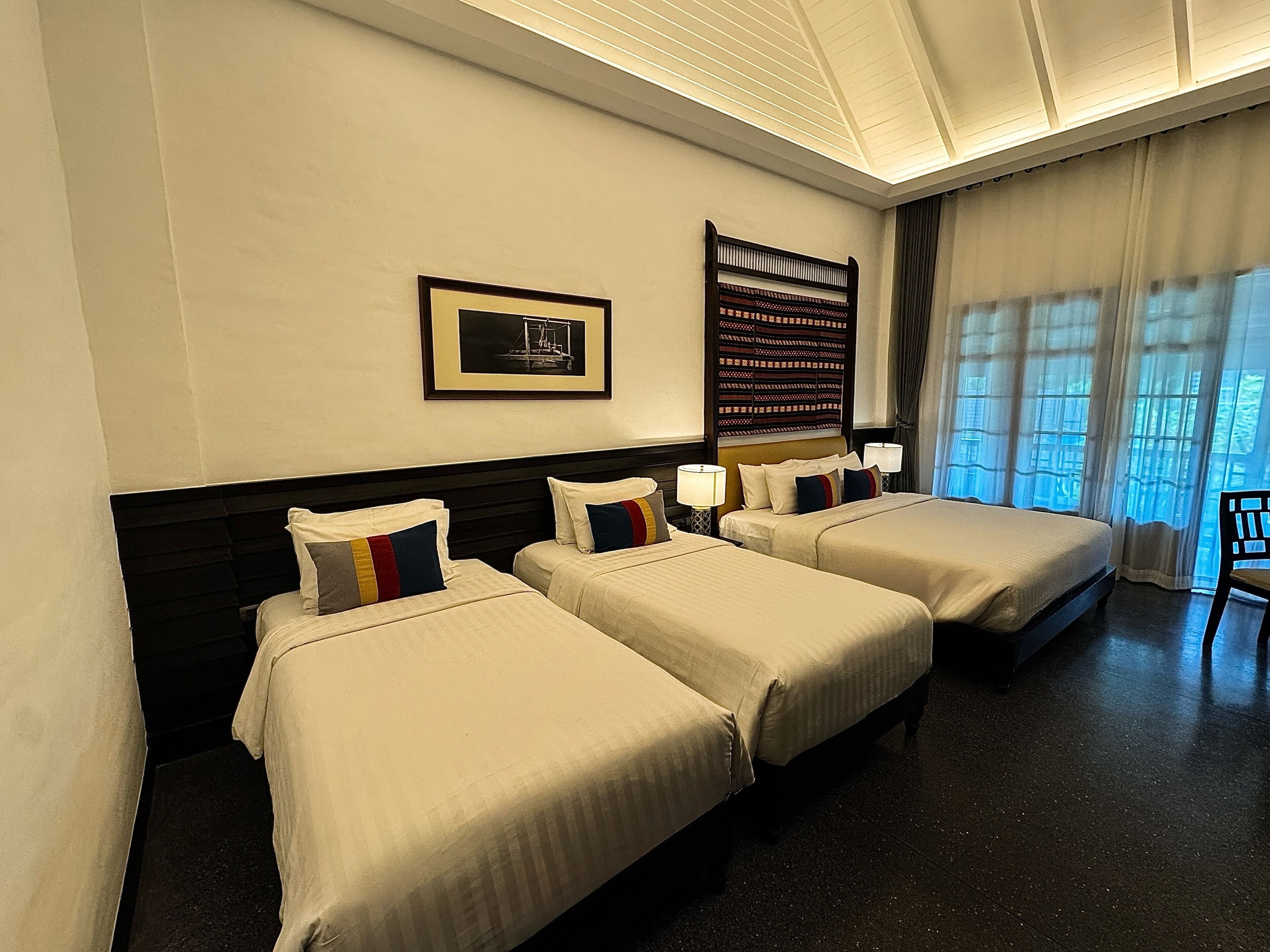 Kamar Keluarga | Minibar, brankas, meja kerja, dan ruang kerja ramah laptop