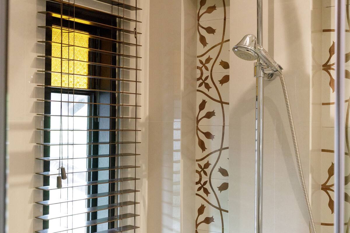 deluxe double or twin room | 1 bedroom, minibar, in-room safe, desk