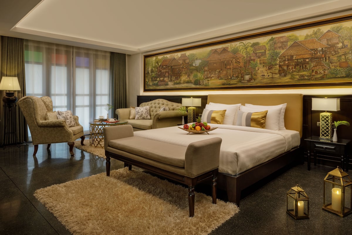 signature suite, 1 bedroom, ensuite | 1 bedroom, minibar, in-room safe, desk
