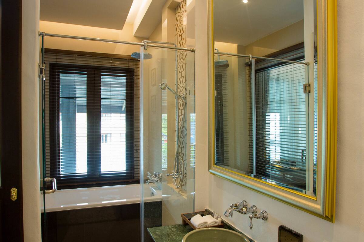 executive room | bathroom | separate bathtub and shower, rainfall showerhead, free toiletries