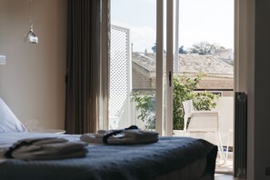 Chambre Double Deluxe, balcon (Artemide) | Couette en duvet d'oie, minibar, coffres-forts dans les chambres