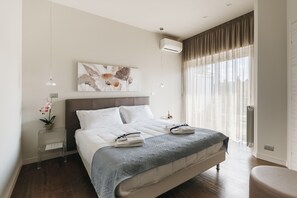 Cubrecamas, minibar y caja de seguridad en la habitación 