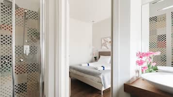 Cubrecamas, minibar y caja de seguridad en la habitación