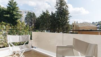 Dobbeltrom – deluxe, balkong (Afrodite) | Dundyner, minibar, safe på rommet og individuelt dekorert