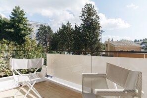 Cubrecamas, minibar y caja de seguridad en la habitación 