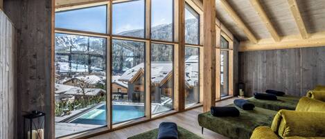 Piscine couverte, 2 piscines extérieures, chaises longues