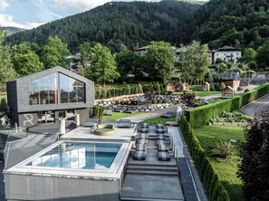 Indoor pool, 2 outdoor pools, open 9:00 AM to 8:00 PM, sun loungers - Hotel Ravelli (Mezzana)