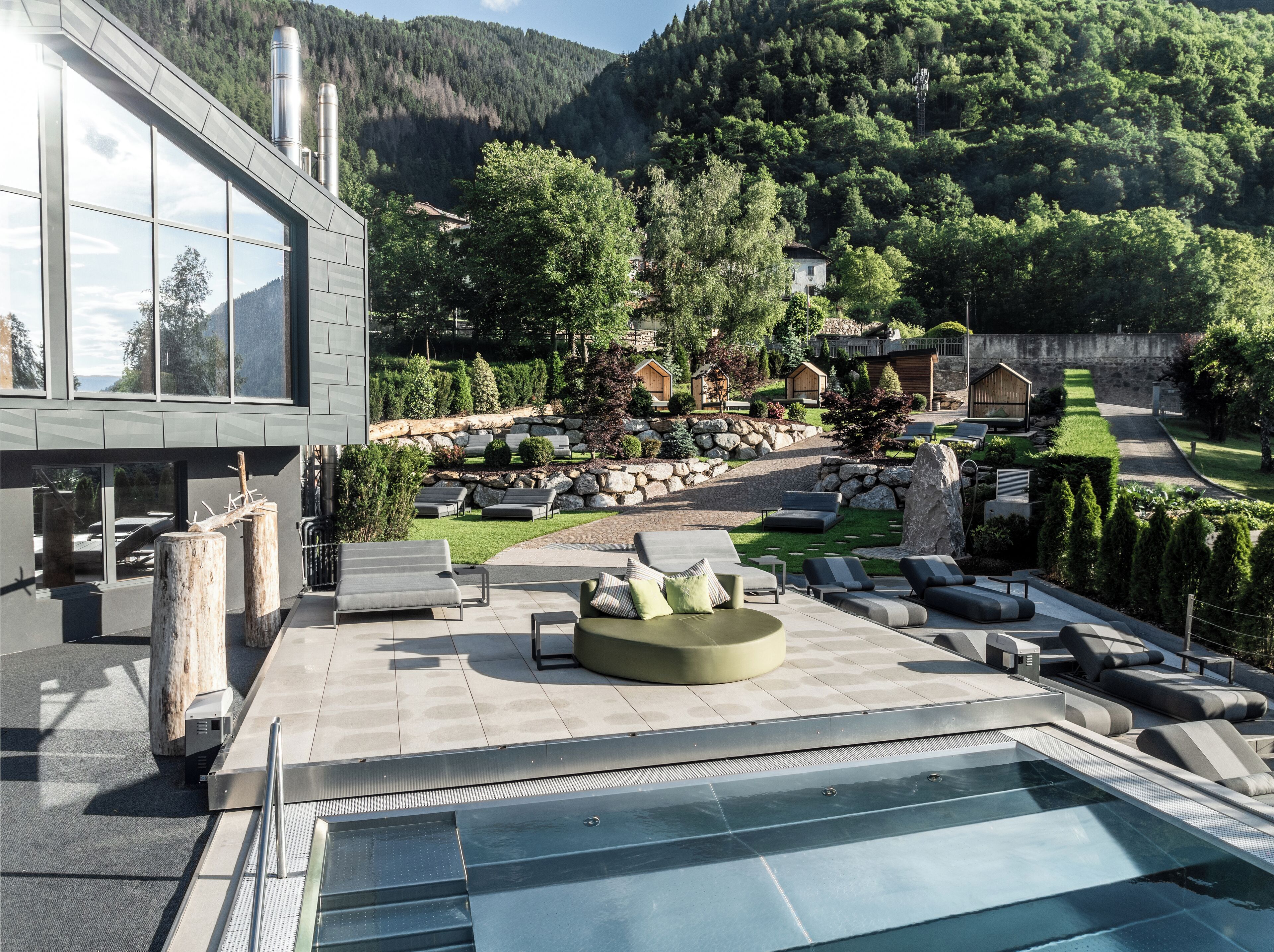 Piscina coperta, 2 piscine all'aperto, lettini