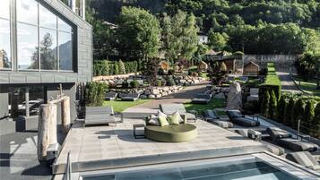 Piscina coperta, 2 piscine all'aperto, lettini