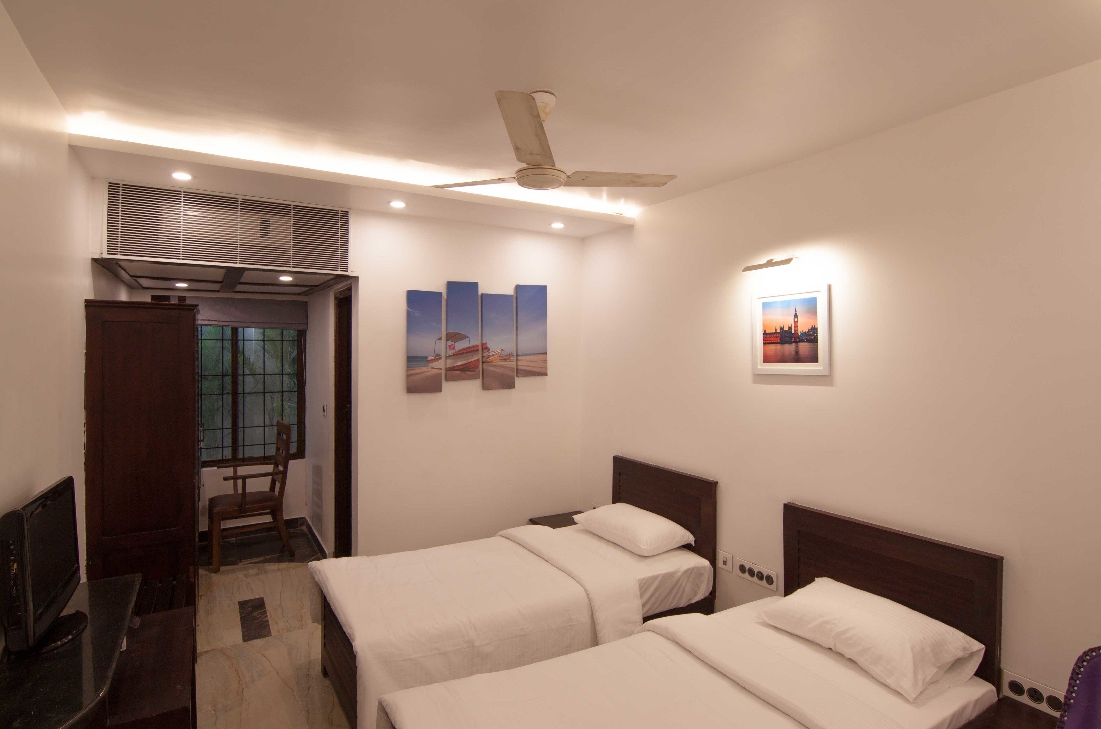 desk, free wifi, bed sheets