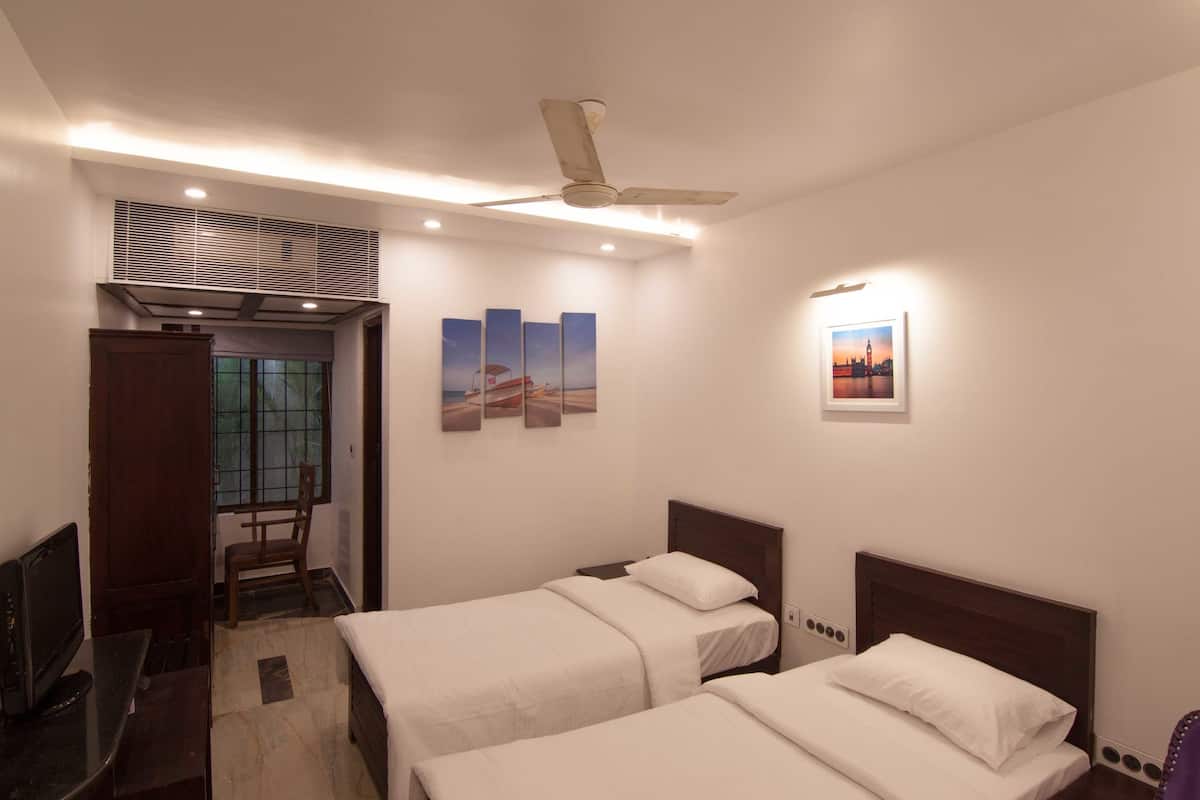 desk, free wifi, bed sheets