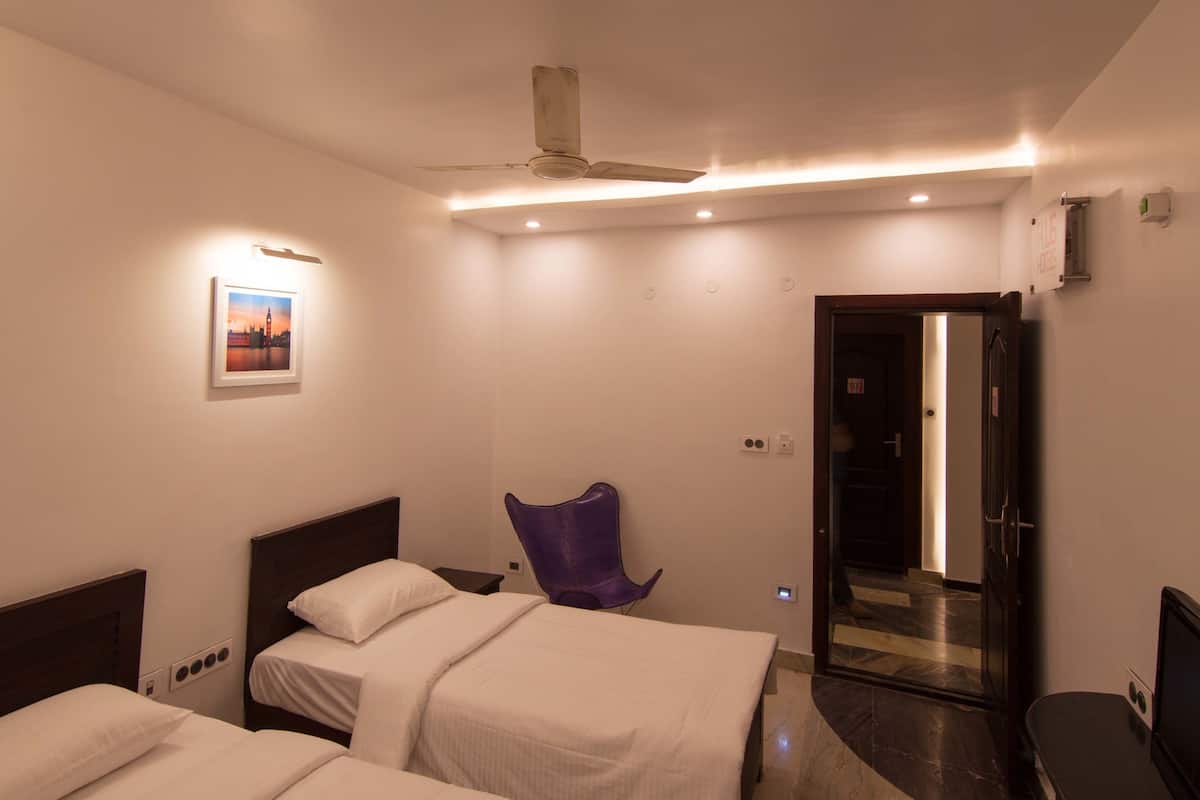 desk, free wifi, bed sheets