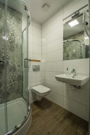 Comfort Double Room | Bathroom | Free toiletries, hair dryer, towels - Hotel Lavender (Kraków)