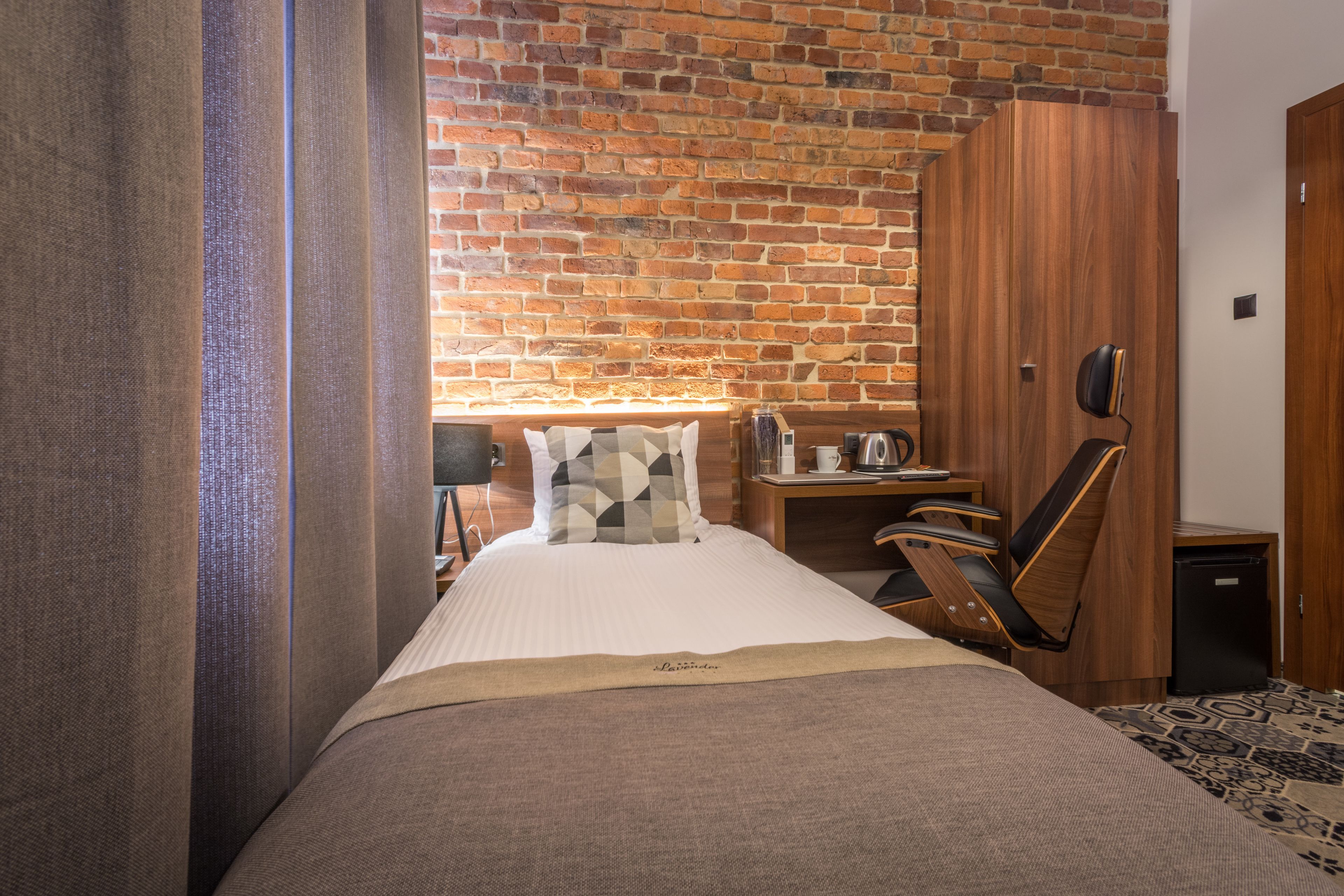 business single room | 1 bedroom, minibar, in-room safe, desk