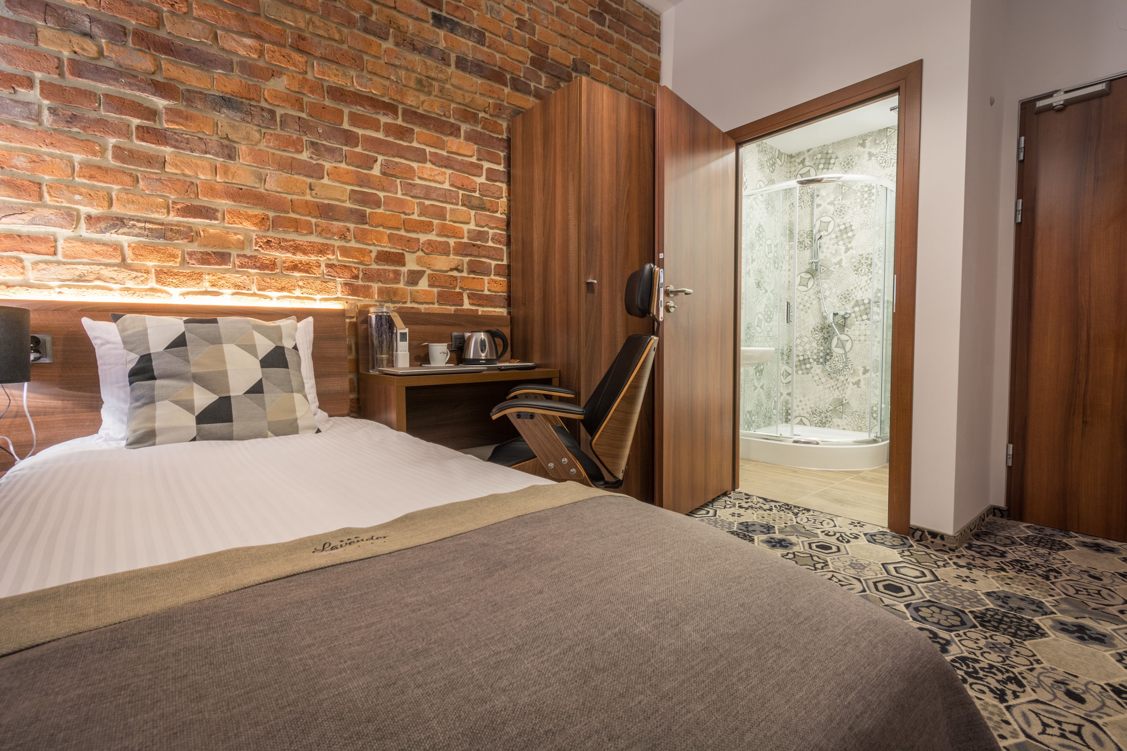 business single room | 1 bedroom, minibar, in-room safe, desk