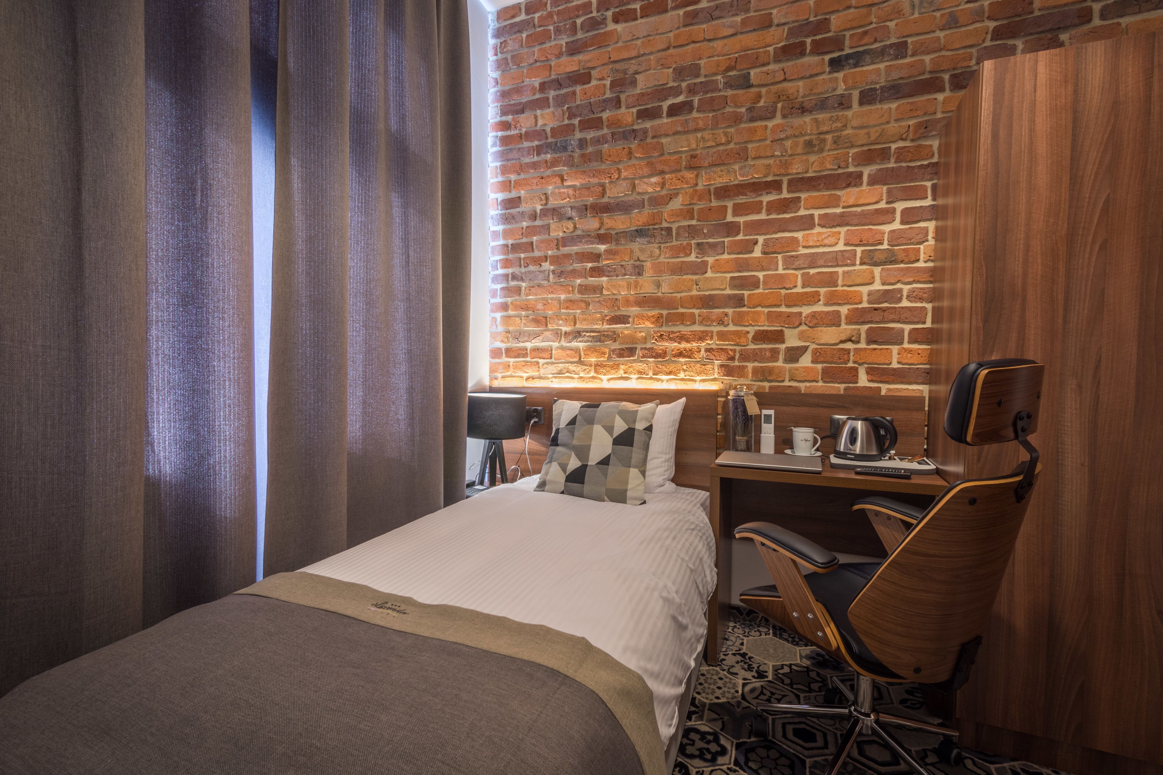 business single room | 1 bedroom, minibar, in-room safe, desk