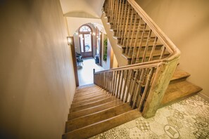 A wooden staircase with a handrail leading to a landing. - Hotel Lavender (Kraków)
