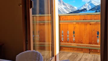 Deluxe-Zimmer, Terrasse, Bergblick | Ausblick vom Zimmer