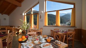Frukostbuffé varje dag (EUR 10 per person)