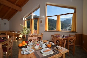 Daily buffet breakfast (EUR 10 per person) - Hotel San Carlo (Valdidentro)