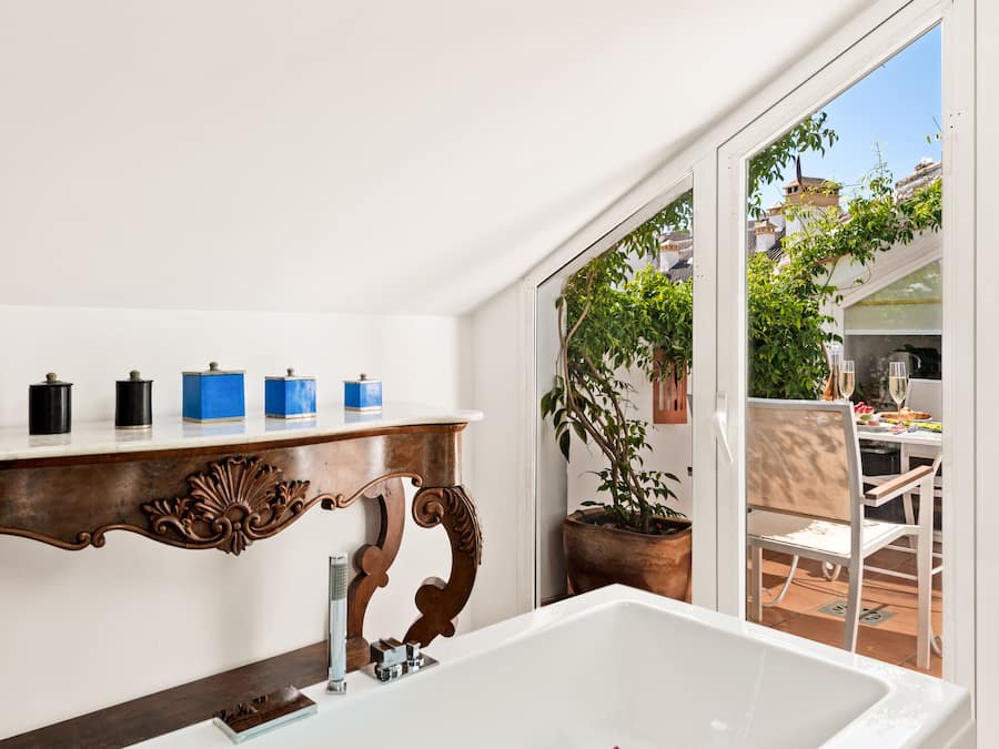 Deluxe Room, Balcony | Bathroom | Free toiletries, hair dryer, bathrobes, slippers