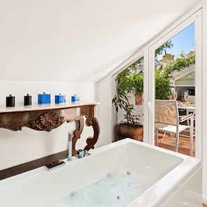 Deluxe Room, Balcony | Bathroom