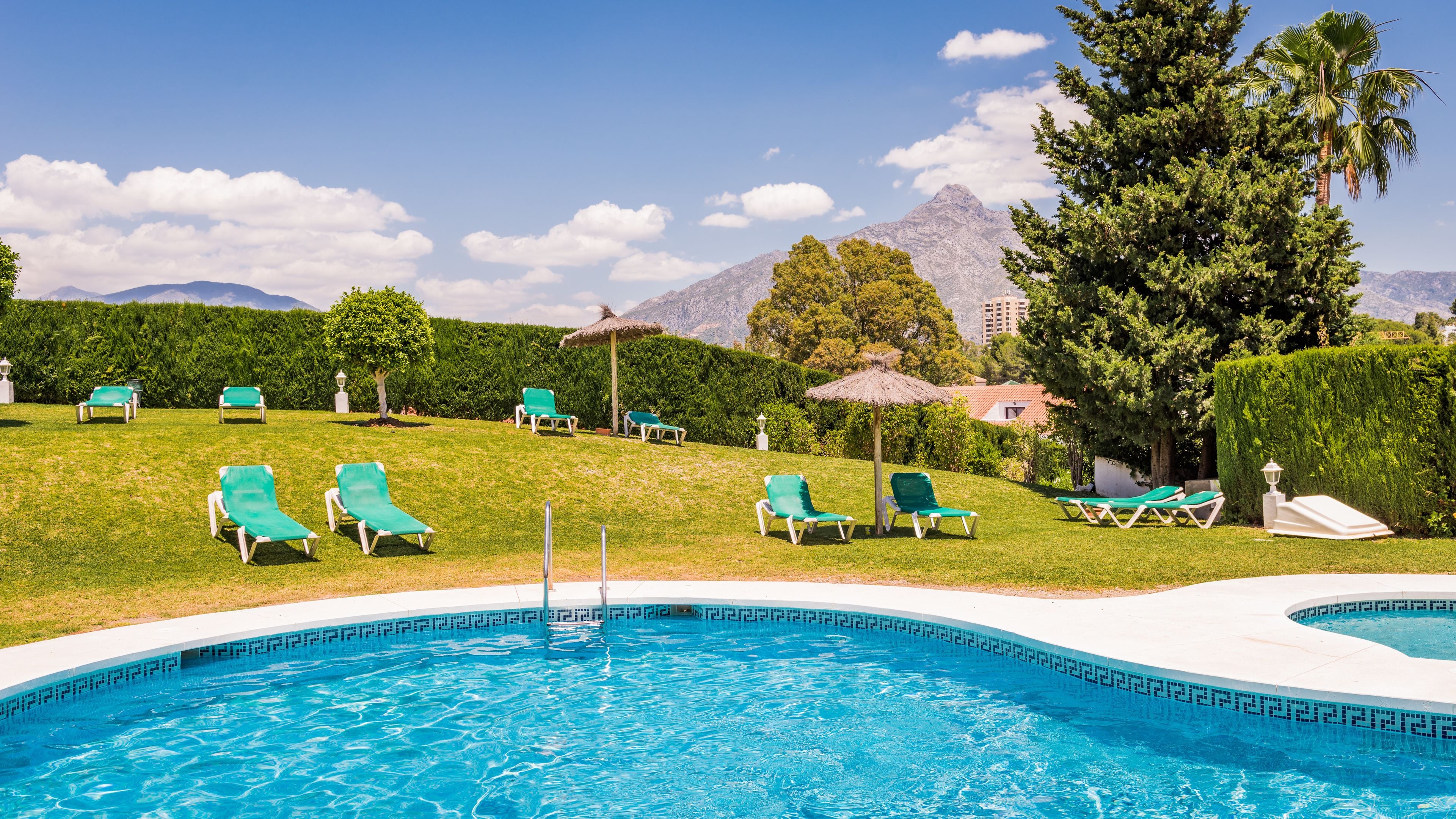 室外游泳池，09:00 至 21:00 开放，池畔遮阳伞，日光浴躺椅