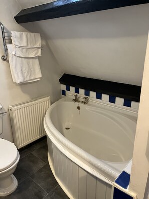Kahden hengen huone | Kylpyhuone | Ilmaiset hygieniatuotteet, hiustenkuivaaja, pyyhkeet