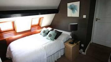 Escritorio, tabla de planchar con plancha y wifi gratis