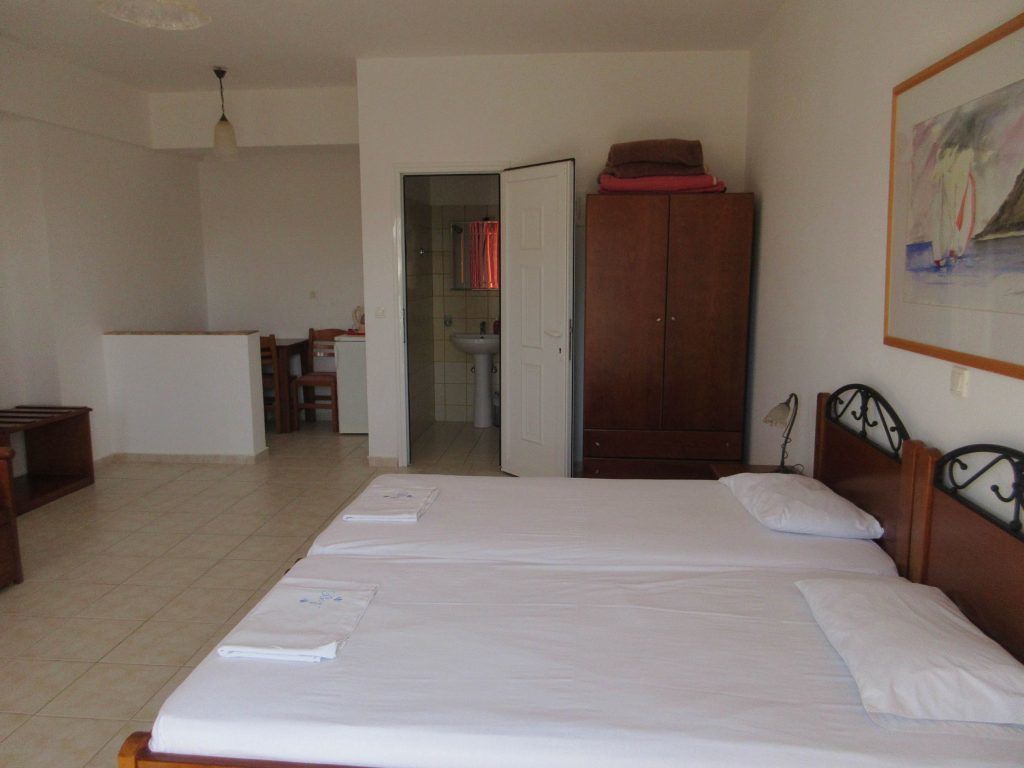 hypo-allergenic bedding, in-room safe, free cots/infant beds, bed sheets