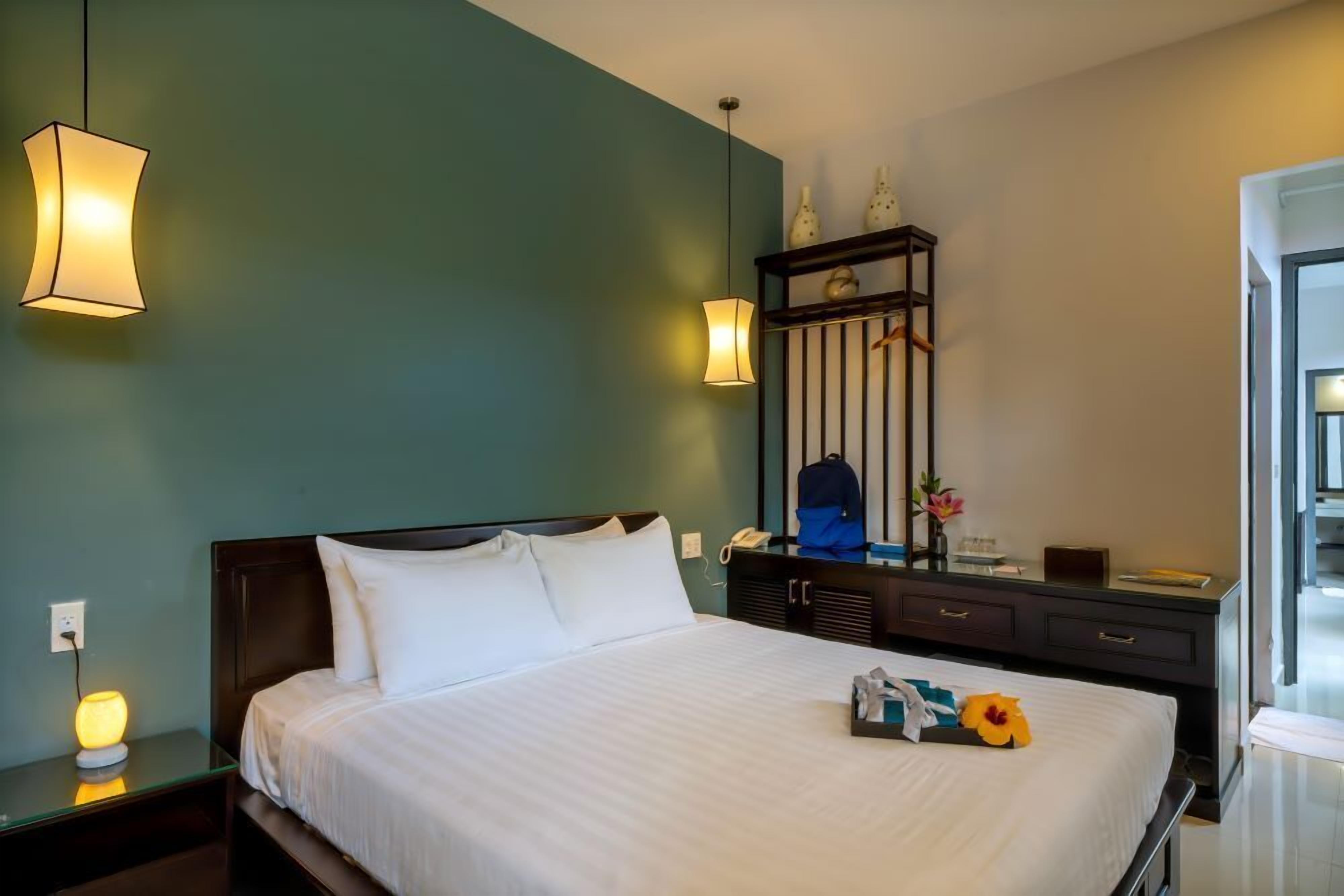 superior garden view | minibar, in-room safe, desk, soundproofing