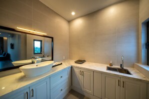 Estudio, vista al río (Studio) | Baño | Tina con regadera, amenidades de baño gratuitas, secadora de cabello 