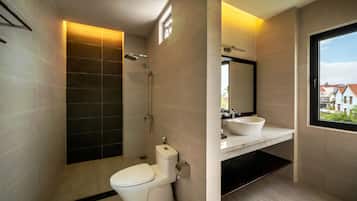 Chambre Familiale, 2 grands lits (Serene) | Salle de bain | Ensemble douche/baignoire, articles de toilette gratuits, sèche-cheveux