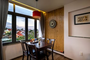 Habitació familiar, 2 llits de matrimoni (Serene) | Cuina privada | Microones i bullidora elèctrica