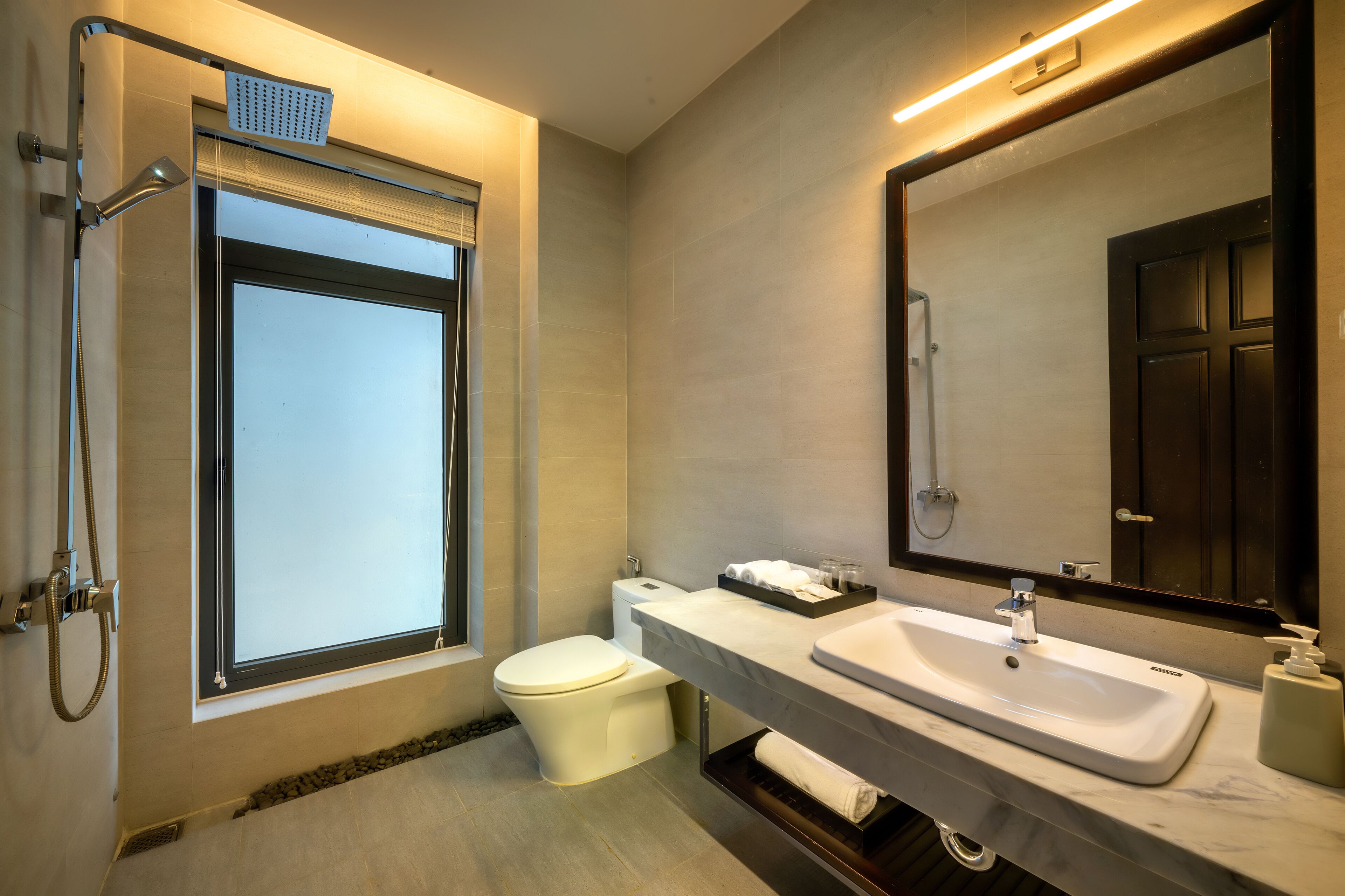 deluxe river view triple | bathroom | combined shower/bathtub, free toiletries, hair dryer, slippers