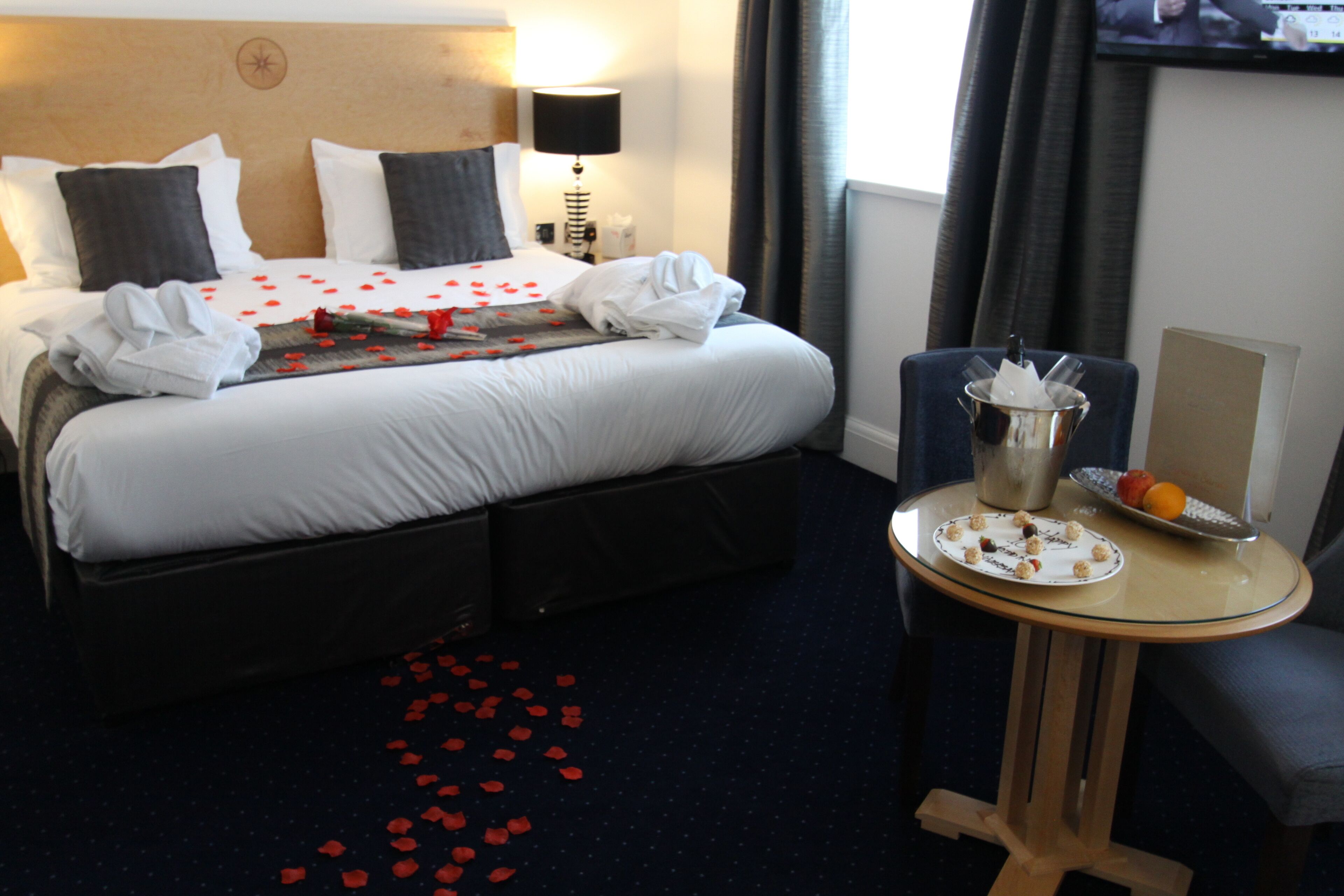 deluxe double or twin room | in-room safe, desk, iron/ironing board, free wifi