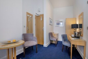 Classic Double or Twin Room | Peti besi dalam bilik, meja, seterika/papan seterika, Wi-fi percuma 