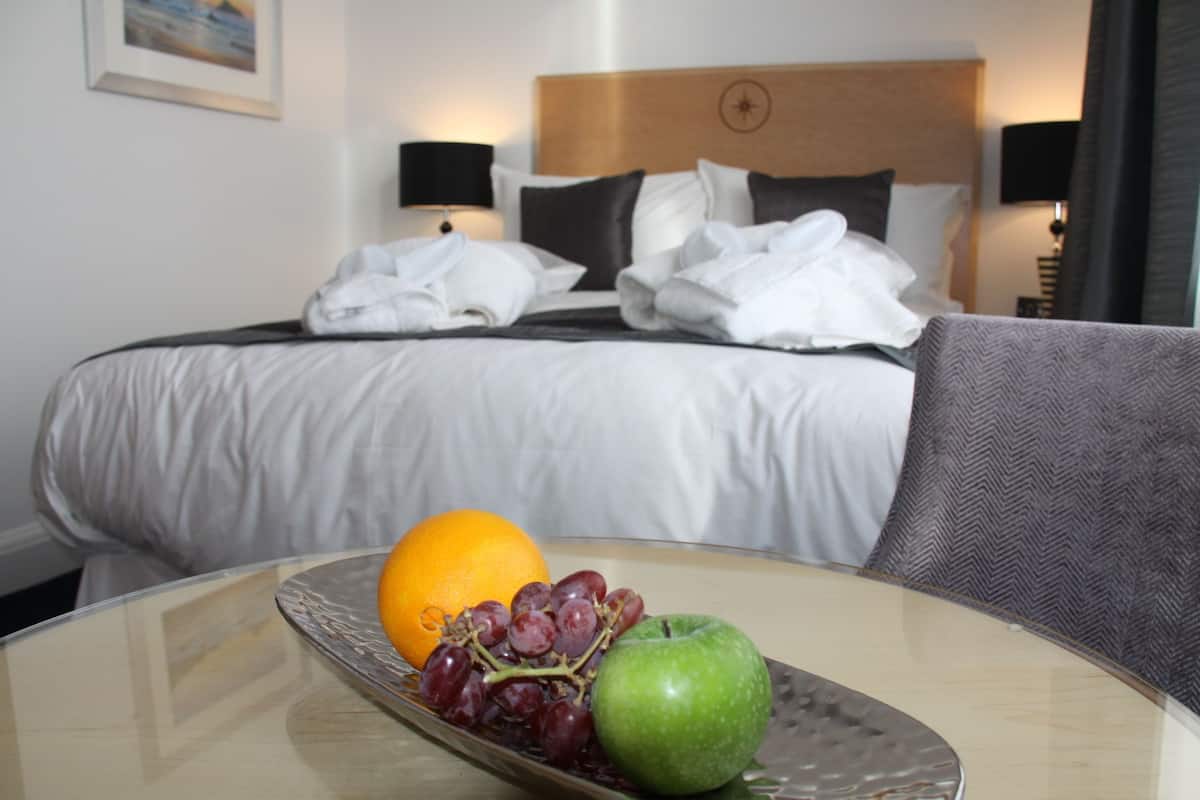 deluxe double or twin room | in-room safe, desk, iron/ironing board, free wifi