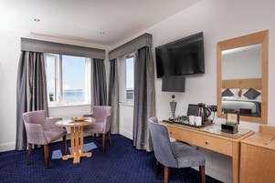 Signature Double or Twin Room | Peti besi dalam bilik, meja, seterika/papan seterika, Wi-fi percuma