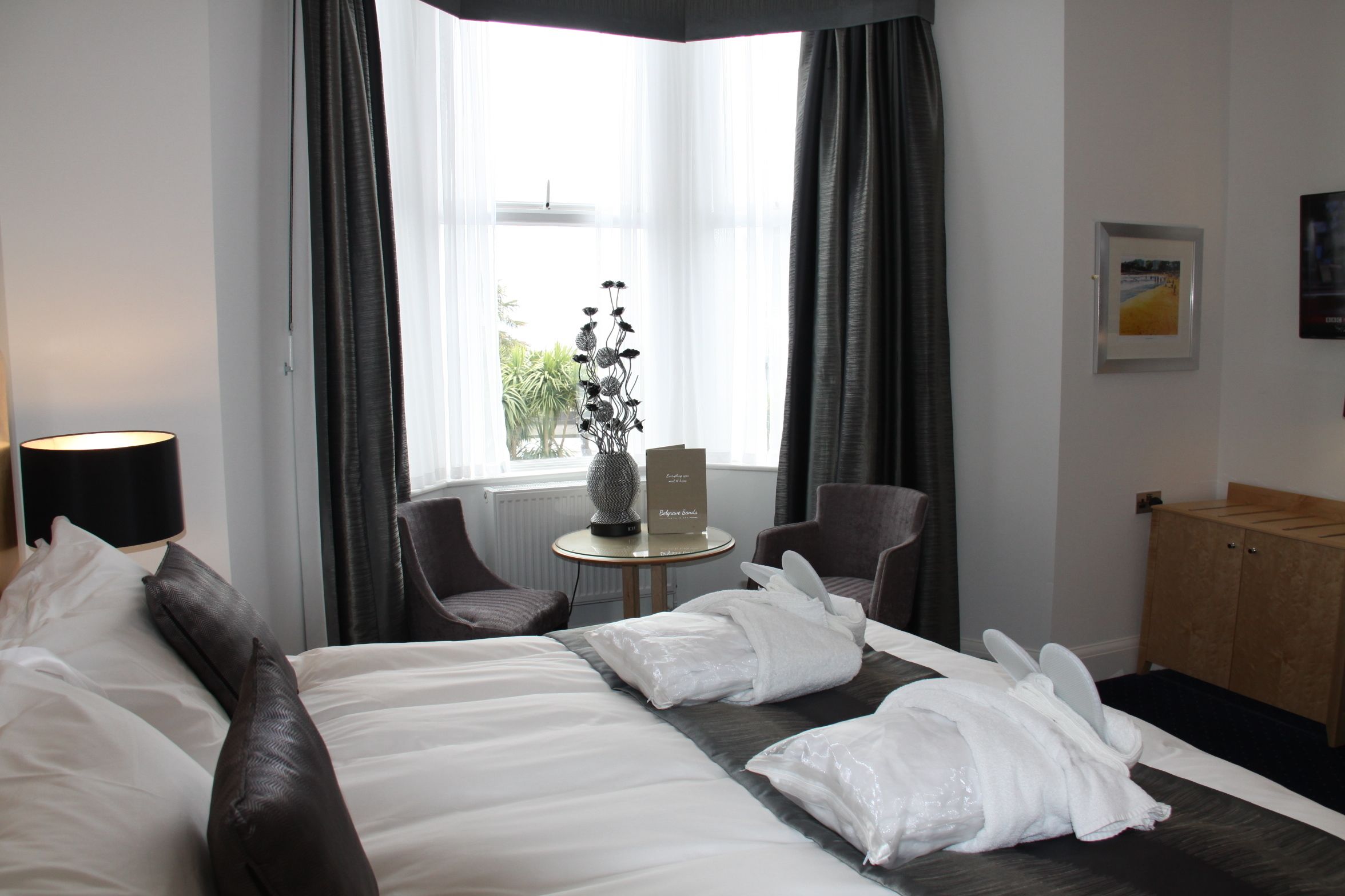 Caja de seguridad en la habitación y escritorio 