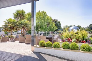 Terrace/patio - Belgrave Sands Hotel & Spa (Torquay)