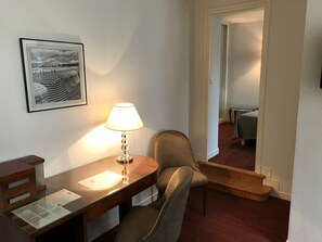 4 人部屋 | セーフティボックス (室内)、客室ごとに  異なる装飾、客室ごとに異なるインテリア、デスク