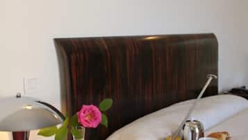 Habitación doble superior | Caja fuerte, decoración individual, mobiliario individual y escritorio